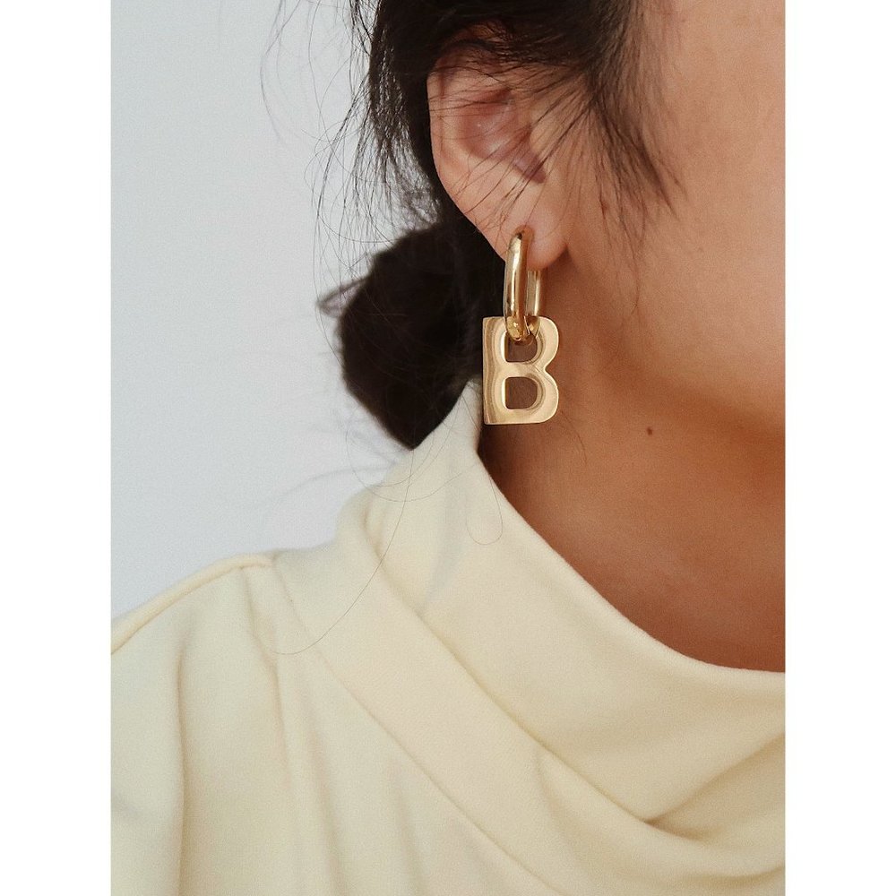 NEW 18K Gold Plated Letter B Oval Hoop Earrings - Picture 6 of 8